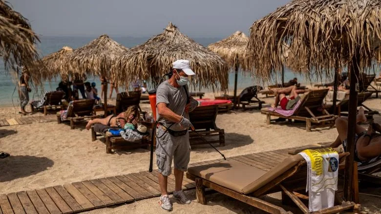 Testul COVID-19, obligatoriu pentru turiștii români și bulgari care merg cu avionul în Grecia