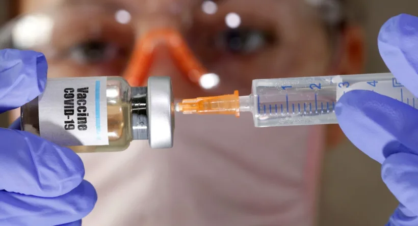 Când ar putea fi disponibil la scară largă primul vaccin anti Covid-19