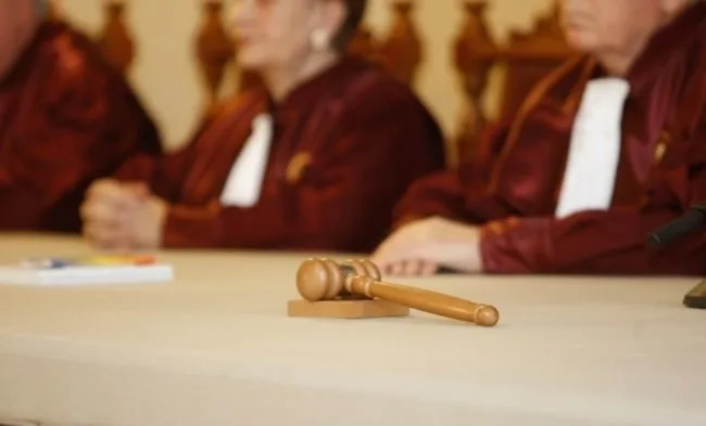 CCR amână pentru 18 noiembrie decizia privind Legea care interzice referirea la identitatea de gen în școli