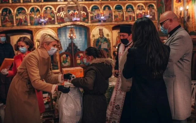 Vicepremierul Raluca Turcan împarte ajutoare pentru nevoiași, într-o biserică din Sibiu