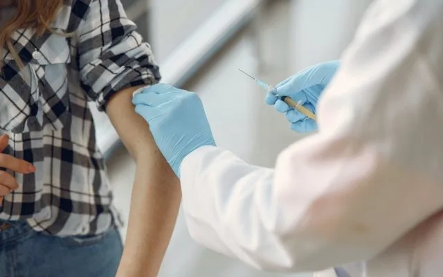 COVID-19. Spania şi Grecia insistă pentru introducerea unui certificat de vaccinare