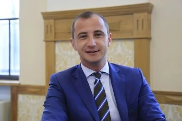 Parlamentarii le-ar putea interzice minorilor să cumpere băuturi energizante și țigări electronice