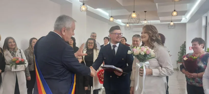 Tinerele cupluri din Buzău primesc cărți cu istoria Buzăului, când se căsătoresc și îndemnul să fie mândri de originile lor de buzoieni