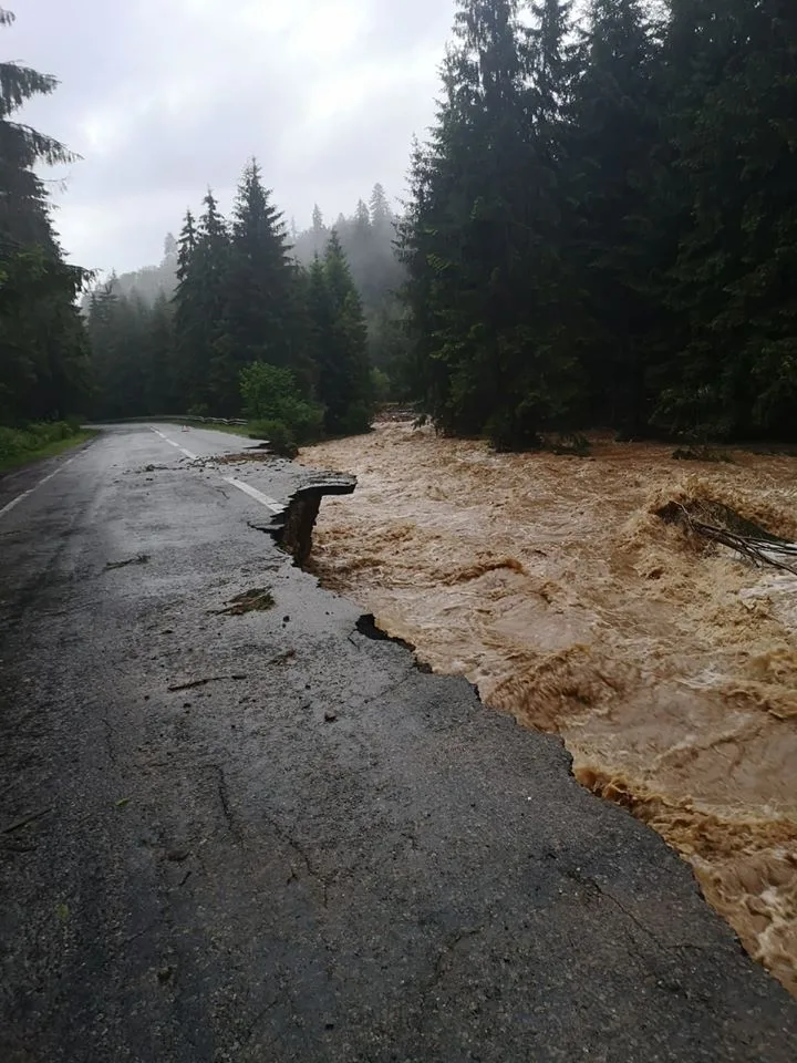 Un drum național a fost închis, după ce a fost distrus de viitură. Podul peste Crişul Repede s-a rupt