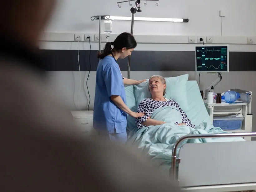 Pacienții, mai protejați: butoane de panică la pat și camere video în secțiile critice, prin lege