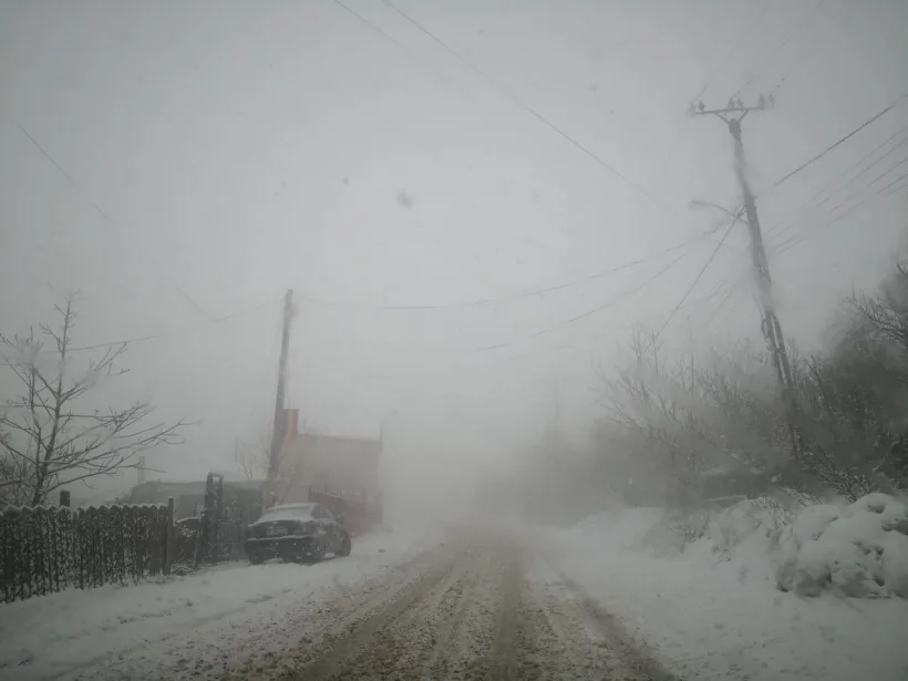 Școlile, închise din cauza vremii severe. Unde se suspendă cursurile cu prezență fizică